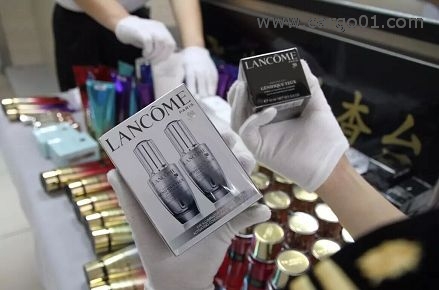 倪某攜帶的8個(gè)大大小小行李箱內(nèi)共有全新化妝品、護(hù)膚品、皮包、首飾、服飾配件等物品數(shù)百件 (1).jpg